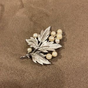 Vintage Trifari signed silver tone pearl brooch